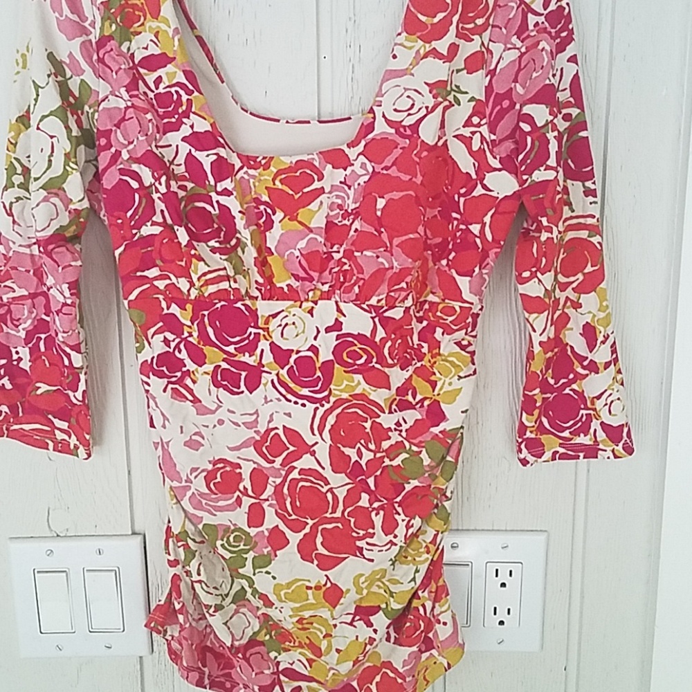 Gorgeous floral top by Cabi! Slimming and colorful